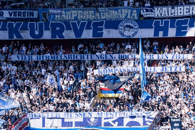 2. Fussball Bundesliga: Fortuna Düsseldorf 1895 - Hertha BSC Berlin; 22.03.2026 Banner der Fans von Hertha BSC Berlin Vier Himmelsrichtungen, doch nur ein Ziel: Kompassmodell jetzt! Meister müssen aufsteigen! 2. Fussball Bundesliga, Fortuna Düsseldorf 1895 - Hertha BSC Berlin, Düsseldorf, Merkur Spiel-Arena am 22.03.2026 DFL REGULATIONS PROHIBIT ANY USE OF PHOTOGRAPHS AS IMAGE SEQUENCES AND OR QUASI-VIDEO.
