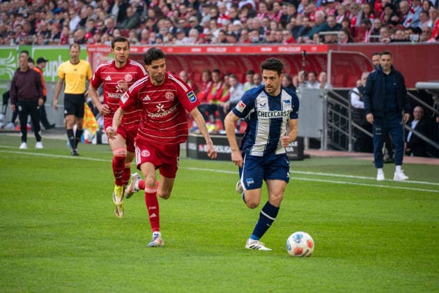 Deutschland: 2.Bundesliga 2025 26 Fortuna Düsseldorf vs Hertha BSC, 27. Spieltag - 22.03.2026 - MERKUR SPIEL-ARENA (Düsseldorf): in Aktion Josip Brekalo (Hertha BSC,7) gegen Anouar El Azzouzi (Fortuna Düsseldorf,8)