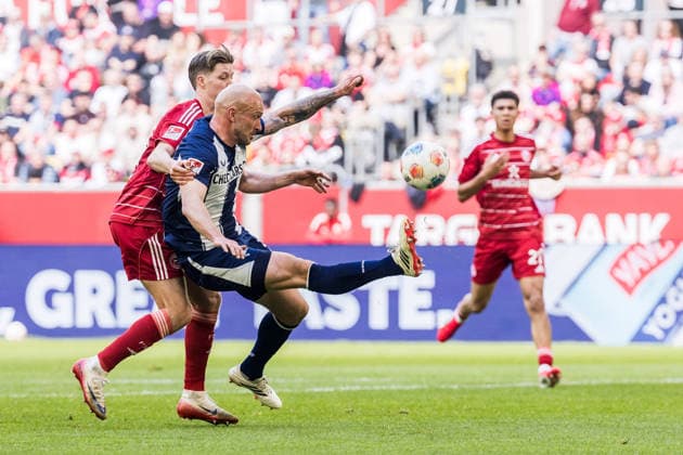Sport Bilder des Tages 2. Fussball Bundesliga: Fortuna Düsseldorf 1895 - Hertha BSC Berlin; 22.03.2026 Zweikampf Cedric Itten (Fortuna Düsseldorf, 13), Toni Leistner (Hertha BSC Berlin, 37) 2. Fussball Bundesliga, Fortuna Düsseldorf 1895 - Hertha BSC Berlin, Düsseldorf, Merkur Spiel-Arena am 22.03.2026 DFL REGULATIONS PROHIBIT ANY USE OF PHOTOGRAPHS AS IMAGE SEQUENCES AND OR QUASI-VIDEO.