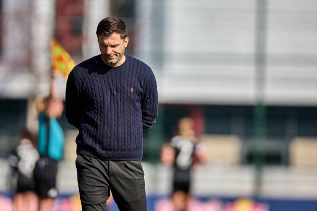 22.03.2026, GER, Frauenfußball, BL, 2025 2026, RB Leipzig - SC Freiburg Edmond Kapllani (Cheftrainer, SC Freiburg), blickt unzufrieden zu Boden Leipzig Trainingszentrum der Roten Bulle Sachsen Deutschland