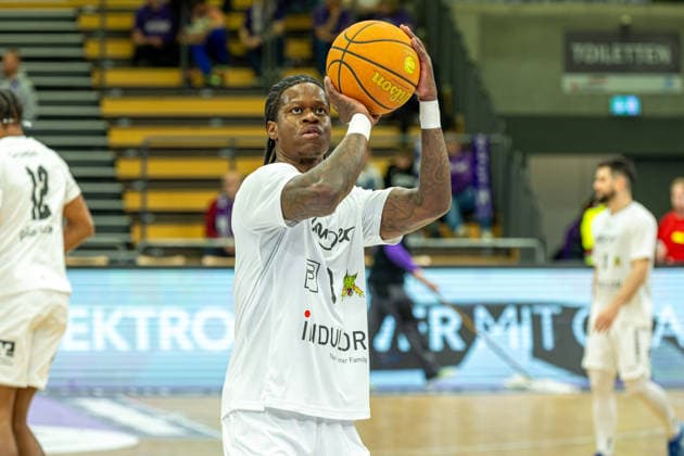 ProA, BG Goettingen vs. Artland Dragons, Sparkassen-Arena Goettingen; 22.03.2026 ProA, Goettingen, Germany - 22.03.2026: Amir Hinton (Artland Dragons, 3) während des Warm-Up, Barmer ProA 2. Basketball Bundesliga, Spiel der BG Goettingen vs. Artland Dragons, Sparkassen-Arena Goettingen Copyright: xBEAUTIFULxSPORTS Freudensteinx