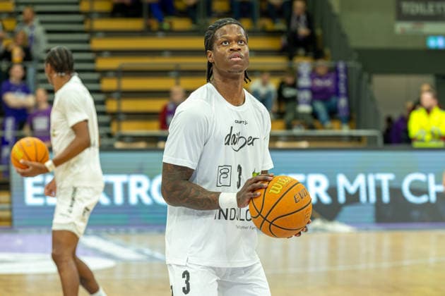 ProA, BG Goettingen vs. Artland Dragons, Sparkassen-Arena Goettingen; 22.03.2026 ProA, Goettingen, Germany - 22.03.2026: Amir Hinton (Artland Dragons, 3) während des Warm-Up, Barmer ProA 2. Basketball Bundesliga, Spiel der BG Goettingen vs. Artland Dragons, Sparkassen-Arena Goettingen Copyright: xBEAUTIFULxSPORTS Freudensteinx
