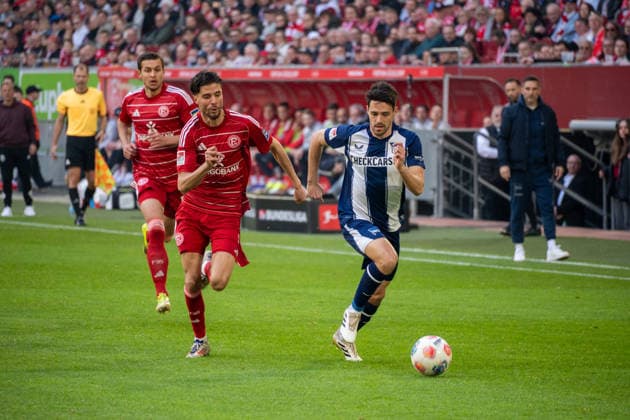 Deutschland: 2.Bundesliga 2025 26 Fortuna Düsseldorf vs Hertha BSC, 27. Spieltag - 22.03.2026 - MERKUR SPIEL-ARENA (Düsseldorf): in Aktion Josip Brekalo (Hertha BSC,7) gegen Anouar El Azzouzi (Fortuna Düsseldorf,8)