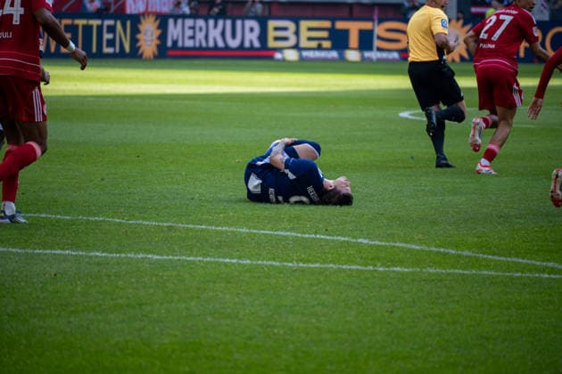 Deutschland: 2.Bundesliga 2025 26 Fortuna Düsseldorf vs Hertha BSC, 27. Spieltag - 22.03.2026 - MERKUR SPIEL-ARENA (Düsseldorf): am Boden Dawid Kownacki (Hertha BSC,9)