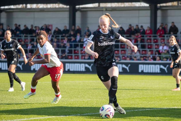 GER, Leipzig, Fußball, Google Pixel Frauen Bundesliga, 21. Spieltag, RB Leipzig vs. SC Freiburg im Bild v.l.: Meret Felde (SC Freiburg 04), Aktion mit Ball, 22.03.2025, RB Leipzig Training Akademie Cottaweg Leipzig DFB REGULATIONS PROHIBIT ANY USE OF PHOTOGRAPHS AS IMAGE SEQUENCES AND OR QUASI-VIDEO, Copyright: HMBxMedia PaulxFritz