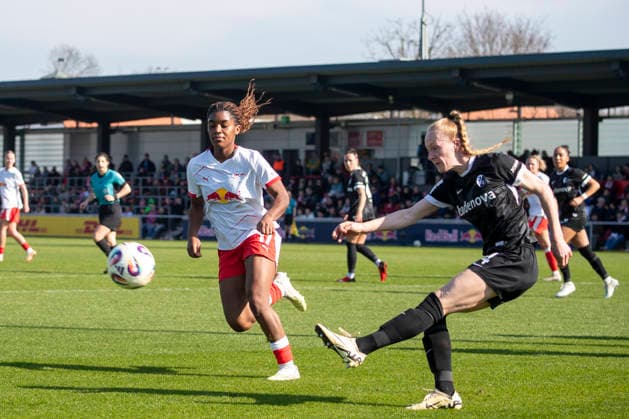 GER, Leipzig, Fußball, Google Pixel Frauen Bundesliga, 21. Spieltag, RB Leipzig vs. SC Freiburg im Bild v.l.: Delice Boboy (RB Leipzig 17), Meret Felde (SC Freiburg 04), Zweikampf, 22.03.2025, RB Leipzig Training Akademie Cottaweg Leipzig DFB REGULATIONS PROHIBIT ANY USE OF PHOTOGRAPHS AS IMAGE SEQUENCES AND OR QUASI-VIDEO, Copyright: HMBxMedia PaulxFritz