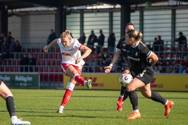 GER, Leipzig, Fußball, Google Pixel Frauen Bundesliga, 21. Spieltag, RB Leipzig vs. SC Freiburg im Bild v.l.: Marleen Schimmer (RB Leipzig 14), Torschuss 22.03.2025, RB Leipzig Training Akademie Cottaweg Leipzig DFB REGULATIONS PROHIBIT ANY USE OF PHOTOGRAPHS AS IMAGE SEQUENCES AND OR QUASI-VIDEO, Copyright: HMBxMedia PaulxFritz