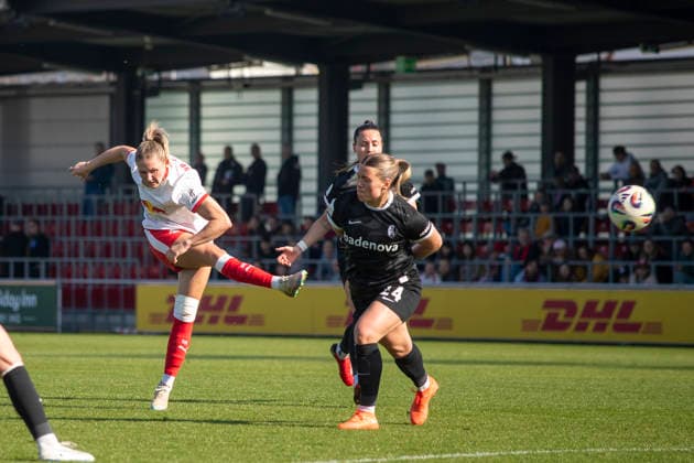 GER, Leipzig, Fußball, Google Pixel Frauen Bundesliga, 21. Spieltag, RB Leipzig vs. SC Freiburg im Bild v.l.: Marleen Schimmer (RB Leipzig 14), Torschuss 22.03.2025, RB Leipzig Training Akademie Cottaweg Leipzig DFB REGULATIONS PROHIBIT ANY USE OF PHOTOGRAPHS AS IMAGE SEQUENCES AND OR QUASI-VIDEO, Copyright: HMBxMedia PaulxFritz