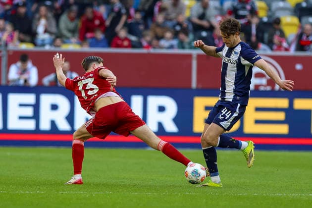 22.03.2026, GER, Fussball, Herren, 2. BL, Saison 2025 2026, Fortuna Düsseldorf - Hertha BSC Berlin Cedric Itten (Fortuna Düsseldorf) und Linus Gechter (Hertha) im Kampf um den Ball Düsseldorf Merkur Spiel-Arena Nordrhein-Westfalen Deutschland