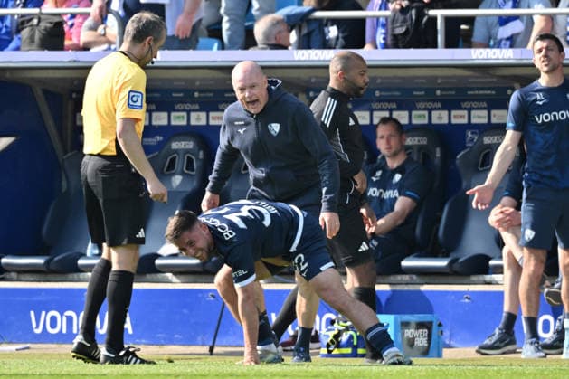 Trainer Uwe Rösler (VfL Bochum) Schiedsrichter Tobias Christeit seinen Spieler Maximilian Wittek (VfL Bochum) an 22.03.2026, Fussball 2. Bundesliga, Saison 2025 2026, 27. Spieltag, VfL Bochum - Holstein Kiel DFL regulations prohibit any use of photographs as image sequences and or quasi-video Bochum Vonovia Ruhrstadion Nordrhein Westfalen Deutschland