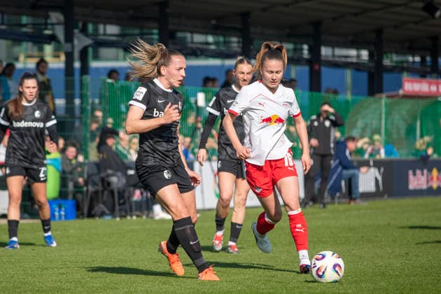 GER, Leipzig, Fußball, Google Pixel Frauen Bundesliga, 21. Spieltag, RB Leipzig vs. SC Freiburg im Bild v.l.: Lisa Karl (SC Freiburg 02), Annabel Schasching (RB Leipzig 16), Zweikampf, 22.03.2025, RB Leipzig Training Akademie Cottaweg Leipzig DFB REGULATIONS PROHIBIT ANY USE OF PHOTOGRAPHS AS IMAGE SEQUENCES AND OR QUASI-VIDEO, Copyright: HMBxMedia PaulxFritz