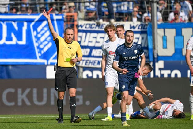 Matus Bero (Bochum 19) Rot rote Karte von Patrick Alt (SR) 20.02.2026 ¢ Fussball ¢ VfL Bochum vs Holstein Kiel , Vonovia Ruhrstadion, Bochum, DFB DFL REGULATIONS PROHIBIT ANY USE OF PHOTOGRAPHS AS IMAGE SEQUENCES AND OR QUASI-VIDEO