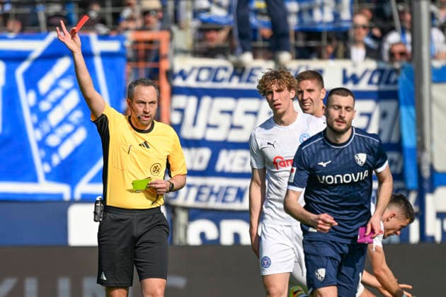 Sport Bilder des Tages Matus Bero (Bochum 19) Rot rote Karte von Patrick Alt (SR) 20.02.2026 ¢ Fussball ¢ VfL Bochum vs Holstein Kiel , Vonovia Ruhrstadion, Bochum, DFB DFL REGULATIONS PROHIBIT ANY USE OF PHOTOGRAPHS AS IMAGE SEQUENCES AND OR QUASI-VIDEO