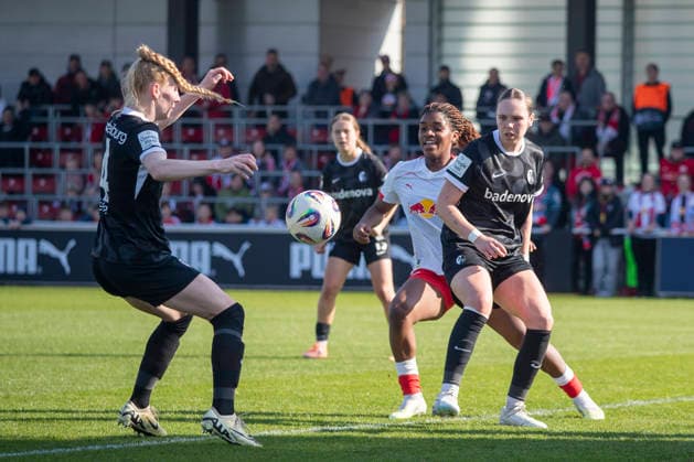 GER, Leipzig, Fußball, Google Pixel Frauen Bundesliga, 21. Spieltag, RB Leipzig vs. SC Freiburg im Bild v.l.: Meret Felde (SC Freiburg 04), Delice Boboy (RB Leipzig 17),Zweikampf, 22.03.2025, RB Leipzig Training Akademie Cottaweg Leipzig DFB REGULATIONS PROHIBIT ANY USE OF PHOTOGRAPHS AS IMAGE SEQUENCES AND OR QUASI-VIDEO, Copyright: HMBxMedia PaulxFritz