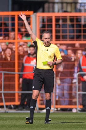 22.03.2026, Fussball, 2. Bundesliga, 27. Spieltag, VfL Bochum 1848 - Holstein Kiel. Schiedsrichter Patrick Alt (GER) zeigt Matus Bero (VfL Bochum 1848) die Gelb-Rote Karte. Bochum Vonovia Ruhrstadion NRW Deutschland xRHR-FOTO DEx