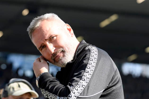 Trainer Tim Walter (Holstein Kiel) schaut waehrend des spiels der 2. Bundesliga zwischen VfL Bochum und Holstein Kiel, Vonovia Ruhrstadion am 22. March 2026 in Bochum, Deutschland. (Foto von Max Maiwald DeFodi Images) +++ Trainer Tim Walter (Holstein Kiel) looks on during the 2. Bundesliga match between VfL Bochum and Holstein Kiel at Vonovia Ruhrstadion on March 22, 2026 in Bochum, Germany. (Photo by Max Maiwald DeFodi Images) (Photo by Max Maiwald DeFodi Images) -