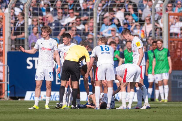 22.03.2026, Fussball, 2. Bundesliga, 27. Spieltag, VfL Bochum 1848 - Holstein Kiel. Steven Skrzybski (Holstein Kiel) liegt auf em Spielfeld und muss verletzt ausgewechselt werden. Bochum Vonovia Ruhrstadion NRW Deutschland xRHR-FOTO DEx