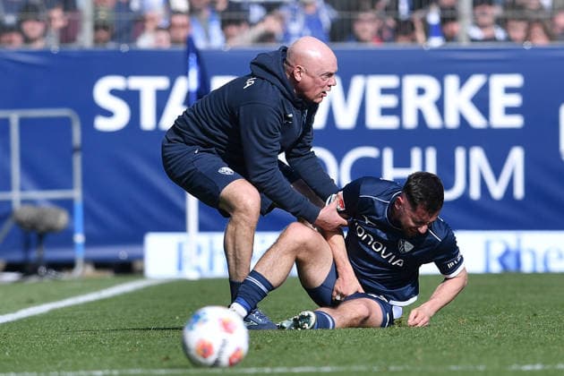 Fußball 2. Bundesliga 27. Spieltag VfL Bochum - Holstein Kiel am 22.02.2026 im Vonovia Ruhrstadion in Bochum Uwe Rösler ( Trainer Cheftrainer Bochum ), links - Maximilian Wittek ( Bochum ), rechts DFL regulations prohibit any use of photographs as image sequences and or quasi-video.