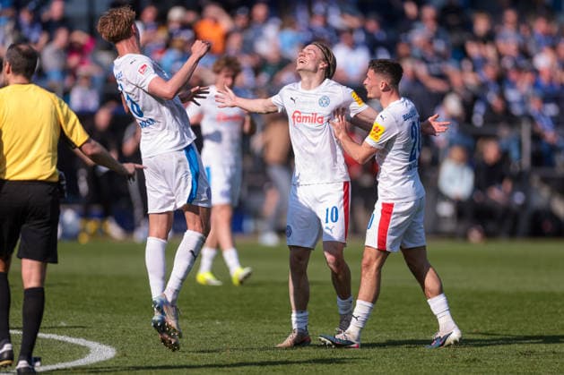 22.03.2026, Fussball, 2. Bundesliga, 27. Spieltag, VfL Bochum 1848 - Holstein Kiel. Die Spieler von Holstein Kiel bejubeln das Tor zum 2:3 durch Jonas Therkelsen (Holstein Kiel). Bochum Vonovia Ruhrstadion NRW Deutschland xRHR-FOTO DEx