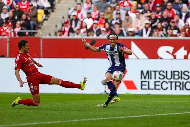 22.03.2026, GER, Fussball, Herren, 2. BL, Saison 2025 2026, Fortuna Düsseldorf - Hertha BSC Berlin Tim Oberdorf (Fortuna Düsseldorf) und Fabian Reese (Hertha) im Kampf um den Ball Düsseldorf Merkur Spiel-Arena Nordrhein-Westfalen Deutschland