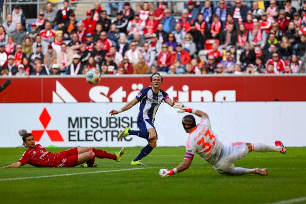22.03.2026, GER, Fussball, Herren, 2. BL, Saison 2025 2026, Fortuna Düsseldorf - Hertha BSC Berlin Tim Oberdorf (Fortuna Düsseldorf), Fabian Reese (Hertha) und Florian Kastenmeier (Fortuna Düsseldorf) im Kampf um den Ball Düsseldorf Merkur Spiel-Arena Nordrhein-Westfalen Deutschland