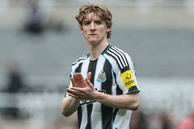 Premier League: Newcastle Untied v Sunderland Anthony Gordon of Newcastle United applauds the fans after the final whistle during the Premier League match Newcastle Untied vs Sunderland at St. James s Park, Newcastle, United Kingdom on 22 March 2026 (Photo by Mark Cosgrove News Images) Newcastle St. James s Park Tyne and Wear United Kingdom Copyright: xMarkxCosgrove NewsxImagesx