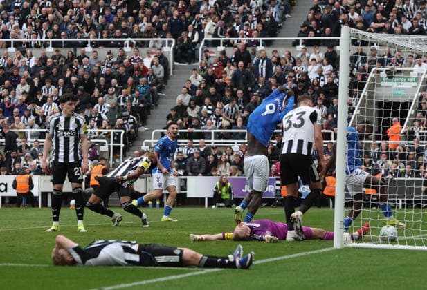 Sport Bilder des Tages Newcastle Upon Tyne, England, 22nd March 2026. Brian Brobbey (C) of Sunderland celebrates scoring the second goal during the Newcastle United vs Sunderland Premier League match at St. James Park, Newcastle Upon Tyne. Picture credit should read: Nigel Roddis Sportimage EDITORIAL USE ONLY. No use with unauthorised audio, video, data, fixture lists, club league logos or live services. Online in-match use limited to 120 images, no video emulation. No use in betting, games or single club league player publications. SPI_052_NR_NEWC_SUND SPI-4633-0051
