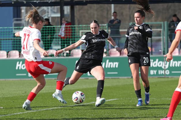 Google Pixel Frauen-Bundesliga, RB Leipzig - SC Freiburg; 22.03.2026 Alina Axtmann (3, SC Freiburg) mit einer Schussmöglichkeit. Fußball, Google Pixel Frauen-Bundesliga, Saison 2025 2026, 21. Spieltag: RB Leipzig vs. SC Freiburg am 22.03.2026, Trainingszentrum Cottaweg, Leipzig. DFB REGULATIONS PROHIBIT ANY USE OF PHOTOGRAPHS AS IMAGE SEQUENCES AND OR QUASI-VIDEO. Copyright: xBEAUTIFULxSPORTS JanxKaeferx