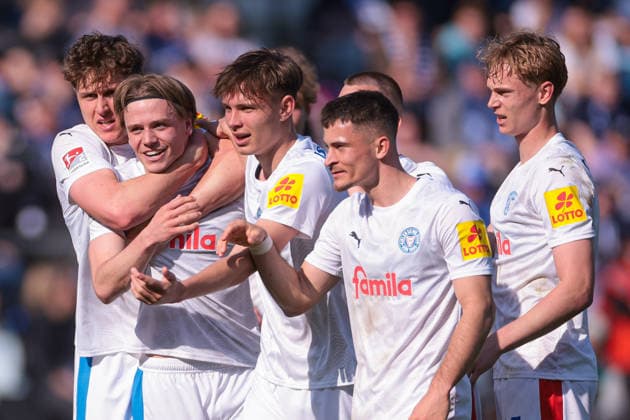 22.03.2026, Fussball, 2. Bundesliga, 27. Spieltag, VfL Bochum 1848 - Holstein Kiel. Die Spieler von Holstein Kiel bejubeln das Tor zum 2:3 durch Jonas Therkelsen (Holstein Kiel). Bochum Vonovia Ruhrstadion NRW Deutschland xRHR-FOTO DEx