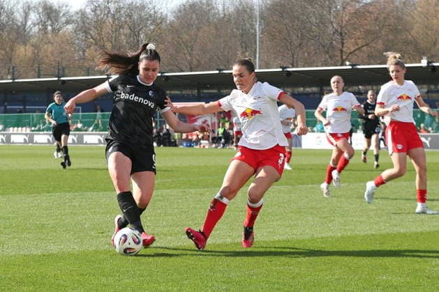 Google Pixel Frauen-Bundesliga, RB Leipzig - SC Freiburg; 22.03.2026 Svenja Fölmli (9, SC Freiburg) gegen Andrea Norheim (3, RB Leipzig). Fußball, Google Pixel Frauen-Bundesliga, Saison 2025 2026, 21. Spieltag: RB Leipzig vs. SC Freiburg am 22.03.2026, Trainingszentrum Cottaweg, Leipzig. DFB REGULATIONS PROHIBIT ANY USE OF PHOTOGRAPHS AS IMAGE SEQUENCES AND OR QUASI-VIDEO. Copyright: xBEAUTIFULxSPORTS JanxKaeferx