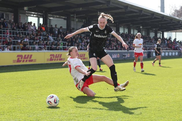 Google Pixel Frauen-Bundesliga, RB Leipzig - SC Freiburg; 22.03.2026 Meret Felde (4, SC Freiburg) springt über Marlene Müller (27, RB Leipzig). Fußball, Google Pixel Frauen-Bundesliga, Saison 2025 2026, 21. Spieltag: RB Leipzig vs. SC Freiburg am 22.03.2026, Trainingszentrum Cottaweg, Leipzig. DFB REGULATIONS PROHIBIT ANY USE OF PHOTOGRAPHS AS IMAGE SEQUENCES AND OR QUASI-VIDEO. Copyright: xBEAUTIFULxSPORTS JanxKaeferx