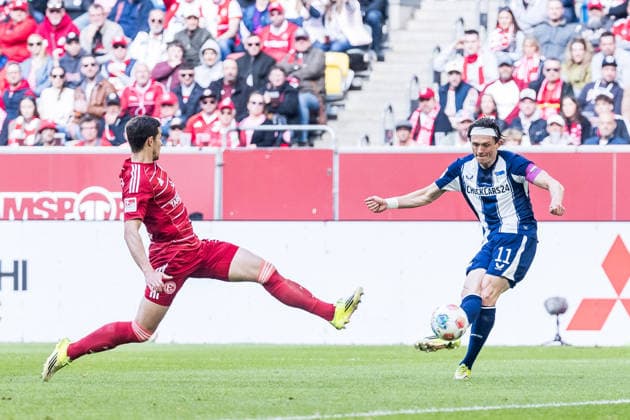 2. Fussball Bundesliga: Fortuna Düsseldorf 1895 - Hertha BSC Berlin; 22.03.2026 Fabian Reese (Hertha BSC Berlin, 11) schießt, Torchance 2. Fussball Bundesliga, Fortuna Düsseldorf 1895 - Hertha BSC Berlin, Düsseldorf, Merkur Spiel-Arena am 22.03.2026 DFL REGULATIONS PROHIBIT ANY USE OF PHOTOGRAPHS AS IMAGE SEQUENCES AND OR QUASI-VIDEO.