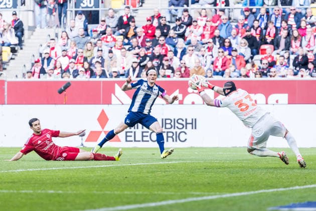 2. Fussball Bundesliga: Fortuna Düsseldorf 1895 - Hertha BSC Berlin; 22.03.2026 Florian Kastenmeier (Fortuna Düsseldorf, 33) blockt einen Torschussversuch von Fabian Reese (Hertha BSC Berlin, 11) 2. Fussball Bundesliga, Fortuna Düsseldorf 1895 - Hertha BSC Berlin, Düsseldorf, Merkur Spiel-Arena am 22.03.2026 DFL REGULATIONS PROHIBIT ANY USE OF PHOTOGRAPHS AS IMAGE SEQUENCES AND OR QUASI-VIDEO.