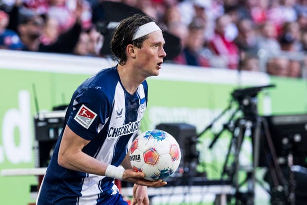 2. Fussball Bundesliga: Fortuna Düsseldorf 1895 - Hertha BSC Berlin; 22.03.2026 Fabian Reese (Hertha BSC Berlin, 11) Einwurf Ball 2. Fussball Bundesliga, Fortuna Düsseldorf 1895 - Hertha BSC Berlin, Düsseldorf, Merkur Spiel-Arena am 22.03.2026 DFL REGULATIONS PROHIBIT ANY USE OF PHOTOGRAPHS AS IMAGE SEQUENCES AND OR QUASI-VIDEO.