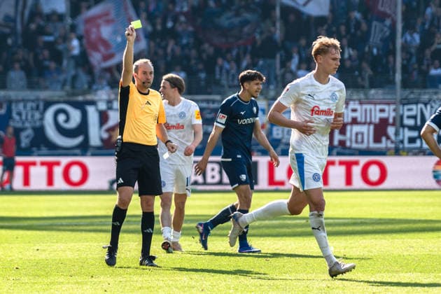 Deutschland: 2. Bundesliga 2025 2026 27. Spieltag, VfL Bochum vs. Holstein Kiel Sonntag, 22.03.2026 Vonovia Ruhr Stadion, Nordrhein-Westfalen Patrick Alt (Schiedsrichter) Gelbe Karte Kasper Davidsen (Holstein Kiel, 15)