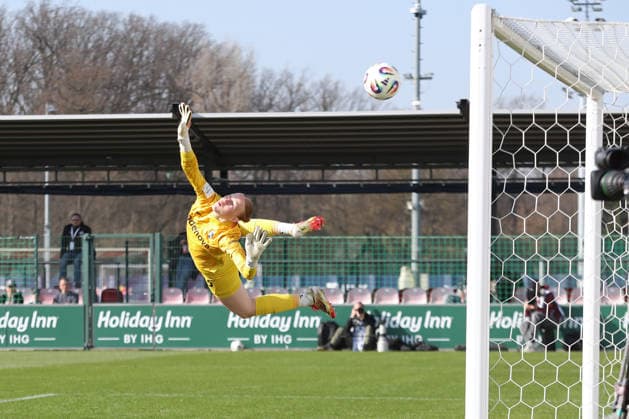 Sport Bilder des Tages Google Pixel Frauen-Bundesliga, RB Leipzig - SC Freiburg; 22.03.2026 Torwart Rebecca Adamczyk (33, SC Freiburg) fliegt vergeblich, der Freistoß von Julia Landenberger (21, RB Leipzig) landet zum 1:0 im Tor. Fußball, Google Pixel Frauen-Bundesliga, Saison 2025 2026, 21. Spieltag: RB Leipzig vs. SC Freiburg am 22.03.2026, Trainingszentrum Cottaweg, Leipzig. DFB REGULATIONS PROHIBIT ANY USE OF PHOTOGRAPHS AS IMAGE SEQUENCES AND OR QUASI-VIDEO. Copyright: xBEAUTIFULxSPORTS JanxKaeferx