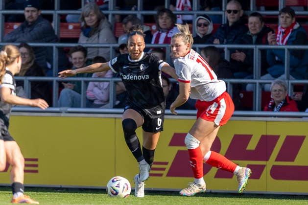 GER, Leipzig, Fußball, Google Pixel Frauen Bundesliga, 21. Spieltag, RB Leipzig vs. SC Freiburg im Bild v.l.: Nicole Ojukwu (SC Freiburg 06), Marleen Schimmer (RB Leipzig 14), Zweikampf, 22.03.2025, RB Leipzig Training Akademie Cottaweg Leipzig DFB REGULATIONS PROHIBIT ANY USE OF PHOTOGRAPHS AS IMAGE SEQUENCES AND OR QUASI-VIDEO, Copyright: HMBxMedia PaulxFritz