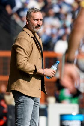 Trainer Tim Walter (Holstein Kiel) schaut waehrend des spiels der 2. Bundesliga zwischen VfL Bochum und Holstein Kiel, Vonovia Ruhrstadion am 22. March 2026 in Bochum, Deutschland. (Foto von Max Maiwald DeFodi Images) +++ Trainer Tim Walter (Holstein Kiel) looks on during the 2. Bundesliga match between VfL Bochum and Holstein Kiel at Vonovia Ruhrstadion on March 22, 2026 in Bochum, Germany. (Photo by Max Maiwald DeFodi Images) (Photo by Max Maiwald DeFodi Images) -