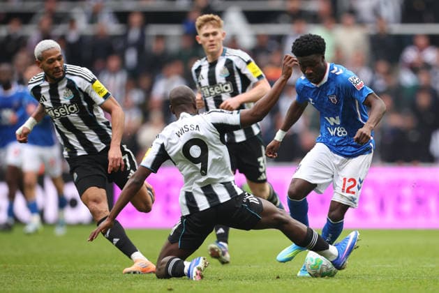 Newcastle United v Sunderland - Premier League Yoane Wissa of Newcastle United and Eliezer Mayenda of Sunderland challenge during the Premier League match between Newcastle United and Sunderland at St James Park on March 22, 2026 in Newcastle upon Tyne, England. WARNING! This Photograph May Only Be Used For Newspaper And Or Magazine Editorial Purposes. May Not Be Used For Publications Involving 1 player, 1 Club Or 1 Competition Without Written Authorisation From Football DataCo Ltd. For Any Queries, Please Contact Football DataCo Ltd on +44 (0) 207 864 9121 Newcastle upon Tyne St. James Park England United Kingdom Copyright: xAllstarxPicturexLibraryxLtdx