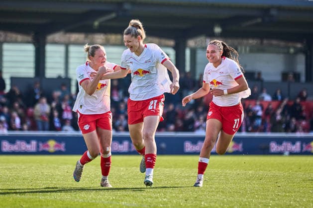 Sport Bilder des Tages 22.03.2026, GER, Frauenfußball, BL, 2025 2026, RB Leipzig - SC Freiburg Marleen Schimmer (14, RB Leipzig), Julia Landenberger (21, RB Leipzig), Lisa Baum (11, RB Leipzig), Jubel nach 1:0, Torjubel Leipzig Trainingszentrum der Roten Bulle Sachsen Deutschland *** 22 03 2026, GER, Womens Soccer, BL, 2025 2026, RB Leipzig SC Freiburg Marleen Schimmer 14, RB Leipzig , Julia Landenberger 21, RB Leipzig , Lisa Baum 11, RB Leipzig , Cheering after 1 0, Goal celebration Leipzig Training Center of the Red Bull Saxony Germany