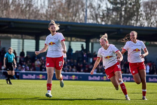 22.03.2026, GER, Frauenfußball, BL, 2025 2026, RB Leipzig - SC Freiburg Julia Landenberger (21, RB Leipzig, li.), jubelt nach ihrem Tor zum 1:0 Leipzig Trainingszentrum der Roten Bulle Sachsen Deutschland