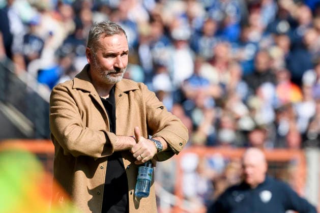Trainer Tim Walter (Holstein Kiel) gestikuliert waehrend des spiels der 2. Bundesliga zwischen VfL Bochum und Holstein Kiel, Vonovia Ruhrstadion am 22. March 2026 in Bochum, Deutschland. (Foto von Max Maiwald DeFodi Images) +++ Trainer Tim Walter (Holstein Kiel) gestures during the 2. Bundesliga match between VfL Bochum and Holstein Kiel at Vonovia Ruhrstadion on March 22, 2026 in Bochum, Germany. (Photo by Max Maiwald DeFodi Images) (Photo by Max Maiwald DeFodi Images) -