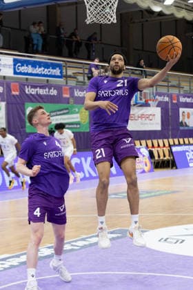 ProA, BG Goettingen vs. Artland Dragons, Sparkassen-Arena Goettingen; 22.03.2026 ProA, Goettingen, Germany - 22.03.2026: Daniel Kirchner (BG Goettingen, 4) und Zach Jackson (BG Goettingen, 21) beim Warm-Up, Barmer ProA 2. Basketball Bundesliga, Spiel der BG Goettingen vs. Artland Dragons, Sparkassen-Arena Goettingen Copyright: xBEAUTIFULxSPORTS Freudensteinx