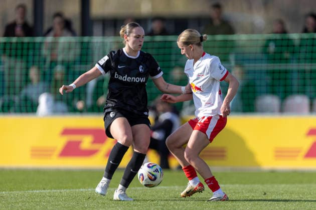 GER, Leipzig, Fußball, Google Pixel Frauen Bundesliga, 21. Spieltag, RB Leipzig vs. SC Freiburg im Bild v.l.: Alina Axtmann (SC Freiburg 03), Marlene Mueller (RB Leipzig 27), Zweikampf, 22.03.2025, RB Leipzig Training Akademie Cottaweg Leipzig DFB REGULATIONS PROHIBIT ANY USE OF PHOTOGRAPHS AS IMAGE SEQUENCES AND OR QUASI-VIDEO, Copyright: HMBxMedia PaulxFritz