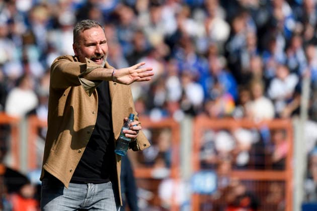 Trainer Tim Walter (Holstein Kiel) gestikuliert waehrend des spiels der 2. Bundesliga zwischen VfL Bochum und Holstein Kiel, Vonovia Ruhrstadion am 22. March 2026 in Bochum, Deutschland. (Foto von Max Maiwald DeFodi Images) +++ Trainer Tim Walter (Holstein Kiel) gestures during the 2. Bundesliga match between VfL Bochum and Holstein Kiel at Vonovia Ruhrstadion on March 22, 2026 in Bochum, Germany. (Photo by Max Maiwald DeFodi Images) (Photo by Max Maiwald DeFodi Images) -