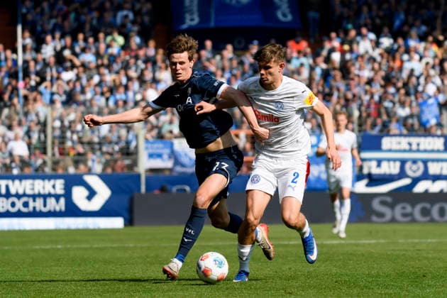 Oliver Olsen (VfL Bochum) und Frederik Roslyng (Holstein Kiel) im Kampf um den Ball waehrend des spiels der 2. Bundesliga zwischen VfL Bochum und Holstein Kiel, Vonovia Ruhrstadion am 22. March 2026 in Bochum, Deutschland. (Foto von Max Maiwald DeFodi Images) +++ Oliver Olsen (VfL Bochum) und Frederik Roslyng (Holstein Kiel) battle for the ball during the 2. Bundesliga match between VfL Bochum and Holstein Kiel at Vonovia Ruhrstadion on March 22, 2026 in Bochum, Germany. (Photo by Max Maiwald DeFodi Images) (Photo by Max Maiwald DeFodi Images) -