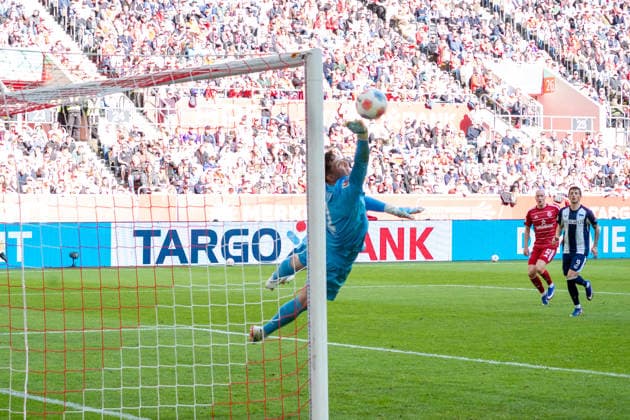 Deutschland: 2.Bundesliga 2025 26 Fortuna Düsseldorf vs Hertha BSC, 27. Spieltag - 22.03.2026 - MERKUR SPIEL-ARENA (Düsseldorf): Der Torwart greift den ball an Tjark Ernst (Hertha BSC,1)