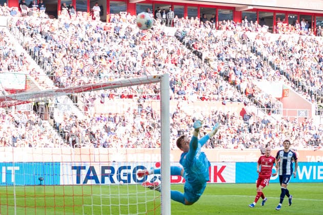Deutschland: 2.Bundesliga 2025 26 Fortuna Düsseldorf vs Hertha BSC, 27. Spieltag - 22.03.2026 - MERKUR SPIEL-ARENA (Düsseldorf): Der Torwart greift den ball an Tjark Ernst (Hertha BSC,1)