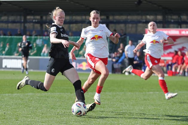Google Pixel Frauen-Bundesliga, RB Leipzig - SC Freiburg; 22.03.2026 Meret Felde (4, SC Freiburg) gegen Marlene Müller (27, RB Leipzig). Fußball, Google Pixel Frauen-Bundesliga, Saison 2025 2026, 21. Spieltag: RB Leipzig vs. SC Freiburg am 22.03.2026, Trainingszentrum Cottaweg, Leipzig. DFB REGULATIONS PROHIBIT ANY USE OF PHOTOGRAPHS AS IMAGE SEQUENCES AND OR QUASI-VIDEO. Copyright: xBEAUTIFULxSPORTS JanxKaeferx