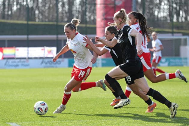 Google Pixel Frauen-Bundesliga, RB Leipzig - SC Freiburg; 22.03.2026 Marleen Schimmer (14, RB Leipzig) am Ball. Fußball, Google Pixel Frauen-Bundesliga, Saison 2025 2026, 21. Spieltag: RB Leipzig vs. SC Freiburg am 22.03.2026, Trainingszentrum Cottaweg, Leipzig. DFB REGULATIONS PROHIBIT ANY USE OF PHOTOGRAPHS AS IMAGE SEQUENCES AND OR QUASI-VIDEO. Copyright: xBEAUTIFULxSPORTS JanxKaeferx